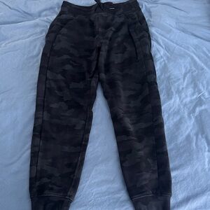 Black Camo Lululemon Scuba High Rise Pants - 6